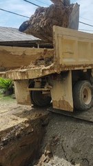 Titel:Excavator Loading Dump Truck: Close-Up Deep Excavation Work#ExcavatorLoadingDumpTruck #ConstructionVideo #Earthmoving #HeavyMachinery #DeepExcavation #ConstructionWork​Vlog/Niche: #ConstructionVlog #OperatorLife #TipperTruck #MachineryInAction