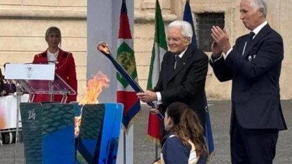 Milano-Cortina 2026, Mattarella accende il braciere Olimpico poi li volo delle Frecce Tricolori