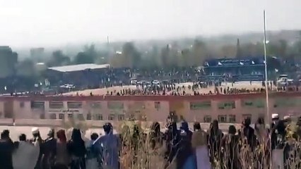 Kısasta hayat vardır: 13 yaşındaki çocuk ailesini öldüren 3 kişiyi stadyumun ortasında idam etti