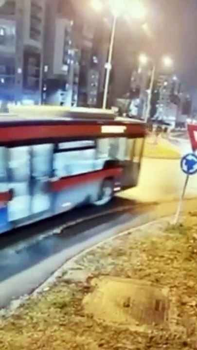 Imagini șocante în România: un șofer zboară la propriu cu mașina peste sensul giratoriu și peste mai multe mașini