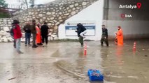 Antalya'da şiddetli yağış: Suda mahsur kalan araçtaki 2 kişiyi itfaiye kurtardı