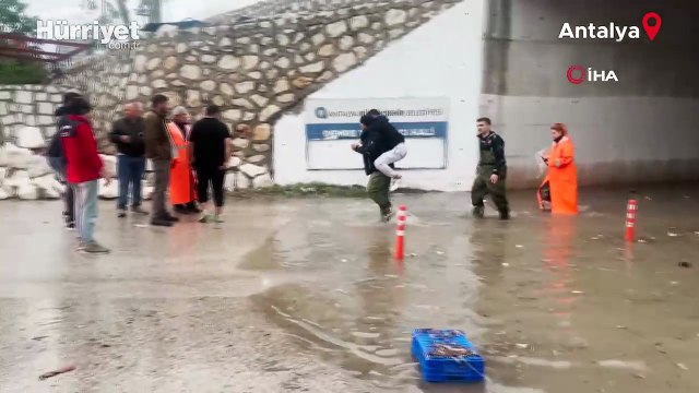 Antalya'da şiddetli yağış: Suda mahsur kalan araçtaki 2 kişiyi itfaiye kurtardı