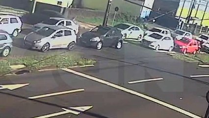 Vídeo mostra que trânsito estava parado quando carro atravessou Avenida e foi atingido por moto