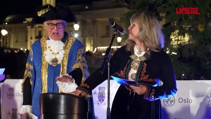 Londra, acceso il mega albero di Natale a Trafalgar Square