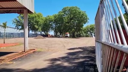 Homem cai de quatro metros, acerta mesas e vai parar na UPA em Cascavel