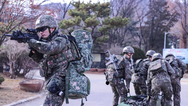 육군, 최정예 300전투원 선발...특공팀 첫 여군 포함 / YTN