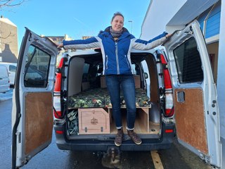 Installée en Bretagne, elle transforme votre voiture en van aménagé en moins de cinq minutes