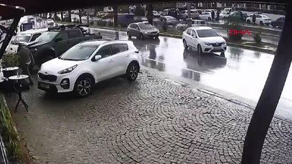 Sürücüsünün el frenini çekmeyi unuttuğu otomobil, kazaya neden oldu; o anlar kamerada