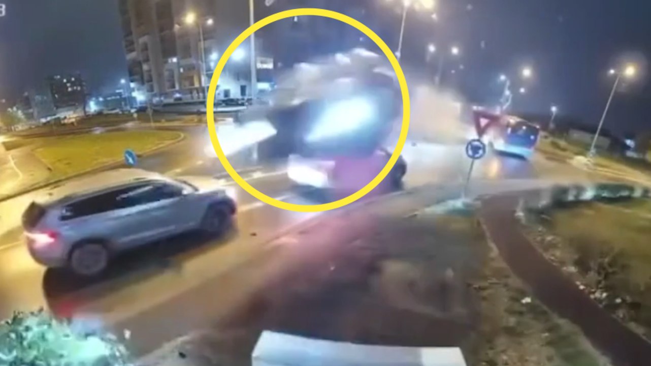 Perde il controllo e vola sopra la rotonda: incidente spaventoso in Romania