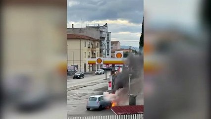 Auto a GPL in fiamme all?Aurelia Nord: paura in un distributore