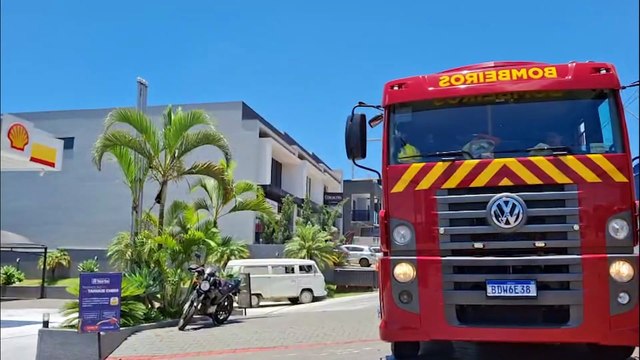 Kombi pega fogo em posto de combustíveis no Bairro Periolo