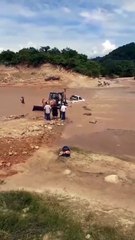 Una camioneta quedó atrapada y fue arrastrada parcialmente por las aguas del río Piraí