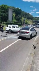 Carro despenca de viaduto da BR-470 e vai parar em rua de Blumenau