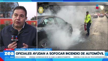 Oficiales de CDMX ayudan a sofocar incendio de automóvil