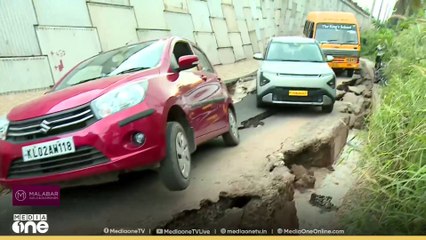 'സ്കൂൾ ബസടക്കം നാല് വാഹനങ്ങൾ വിള്ളലിൽ അകപ്പെട്ടു'; കൊല്ലത്ത് ദേശീയപാത ഇടിഞ്ഞ് സർവീസ് റോഡ് തകർന്നു