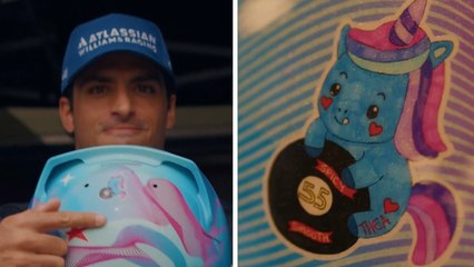 Carlos Sainz presenta su casco para el GP de Abu Dhabi inspirado en 'Sparkles'