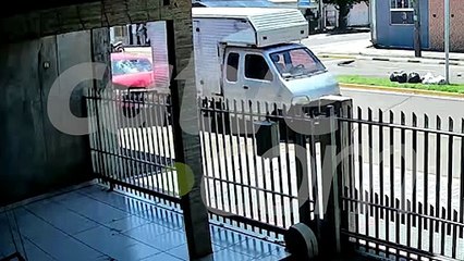 Vídeo registra som e momento em que motociclista é arremessado em Toledo