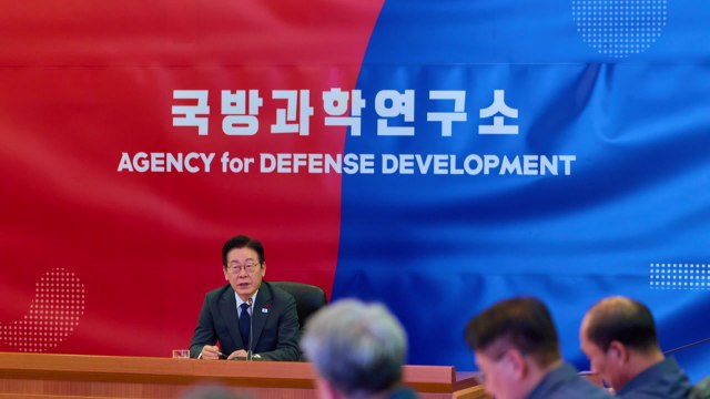 이 대통령, 국방과학연구소 방문... 역할 매우 중요 / YTN