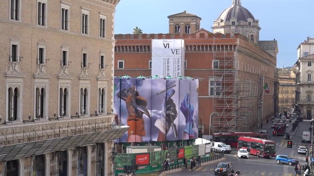 Webuild, a Piazza Venezia si alza il sipario sulla terza opera di Murales
