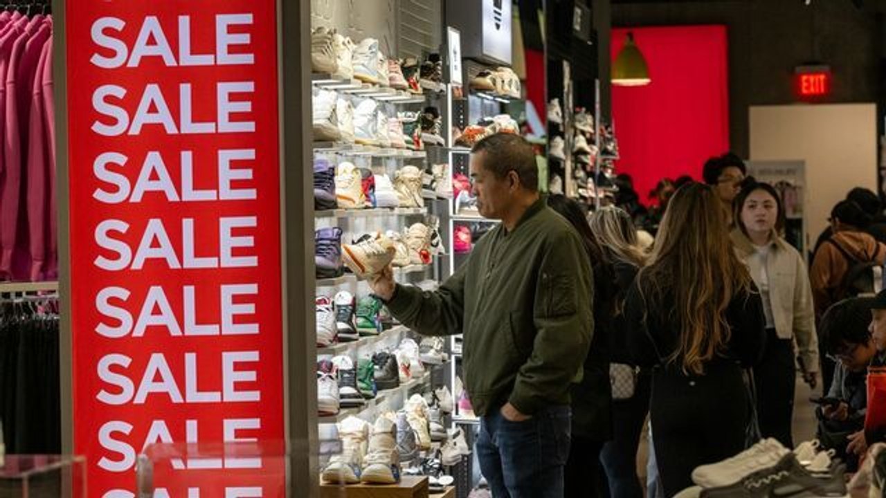 US Consumer Confidence Rises, Inflation Still a Worry
