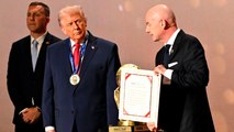 Donald Trump recibe el premio de la paz de manos de Infantino en pleno sorteo del Mundial 2026