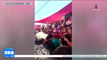 Comerciantes rapan a dos mujeres acusadas de robar mercancía en Puebla