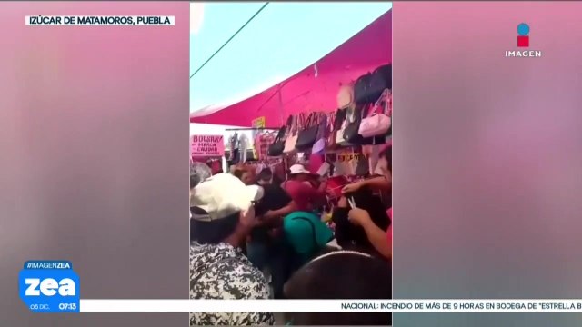 Comerciantes rapan a dos mujeres acusadas de robar mercancía en Puebla