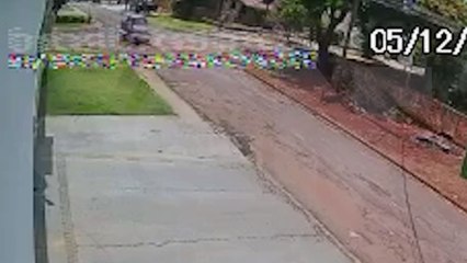 Câmera flagra momento em que motociclista é arremessado após colisão entre Ranger e Yamaha Fluo em Cascavel