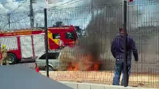 Vídeos mostram Parati em chamas no Trevo Guarujá; populares tentam conter fogo antes da chegada dos bombeiros