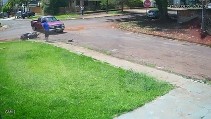 Por outro ângulo: veja acidente entre moto e Ranger no bairro Neva