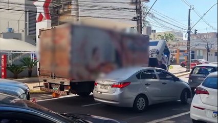 Caminhão quebrado interdita faixa e afeta o tráfego na Rua Paraná