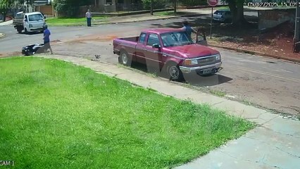 Novo ângulo de câmera mostra momento da batida entre caminhonete e moto no bairro Neva