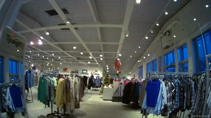 På Myrorna Secon hand och sedan ut och går invid Hagagatan bort mot Rosta. Örebro 5 Dec. 2025