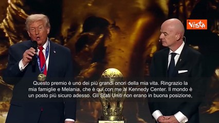 Trump riceve premio Fifa per pace da Infantino: Grande onore, ora il mondo è un posto più sicuro