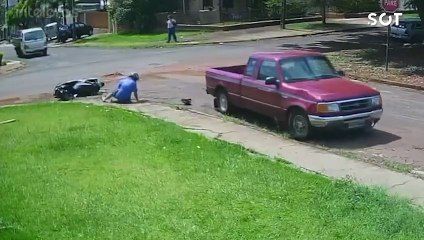 Caminhonete atinge motociclista na Rua Visconde do Rio Branco no Bairro Neva