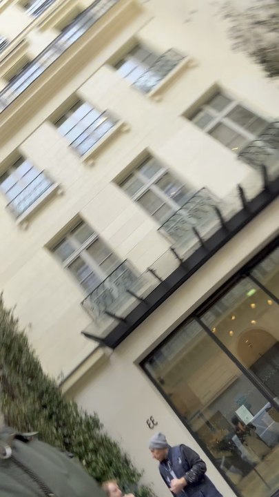 Shopping de Noël, Épisode 1.Le marathon des cadeaux commence pour gâter nos proches !Aujourd’hui, passage chez @fursac.paris pour dénicher un cadeau stylé à glisser sous le sapin.