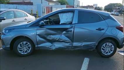 Colisão entre HB20 e Siena causa lentidão na Rua Padre Anchieta, no Parque São Paulo