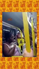 Mulher faz cocô em ônibus, leva chute e joga fezes em agressor no Rio