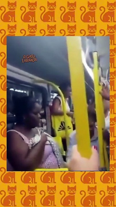 Mulher faz cocô em ônibus, leva chute e joga fezes em agressor no Rio