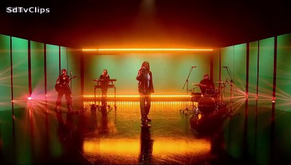 Cat Burns 'There's Just Something about Her' LIVE