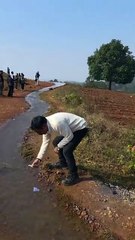 Hindistan’da yukarı doğru akan su kafaları karıştırdı! Bilimsel izahı yok