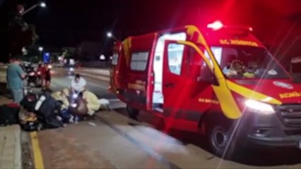 Motociclista sofre ferimentos graves após colisão com carro na Av. Carlos Gomes no cruzamento com a Rua Rubens Lopes