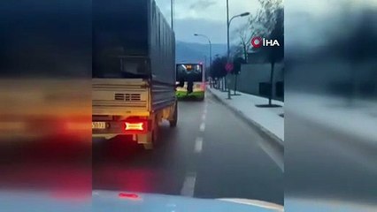 Şehir trafiğinde ölümle burun buruna anlar! Bursa’da tehlike saniye saniye kaydedildi!