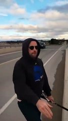 Kanada’da yaşayan Siyonist Filistin bayrağına saldırdı Kanadalı’lar ona bir unutulmaz bir hayat dersi verdi