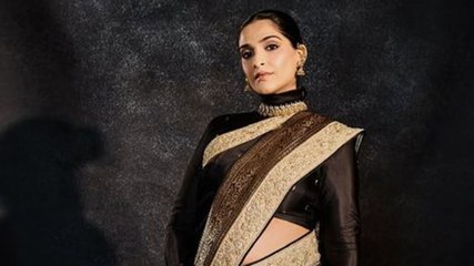 Sonam Kapoor ने Baby Bump को थामकर जमकर दिए पोज!