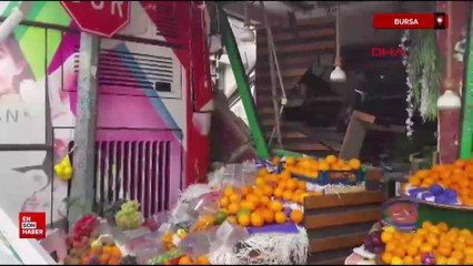 Bursa'da çift katlı otobüs, park halindeki otomobil ile manav dükkanına çarptı