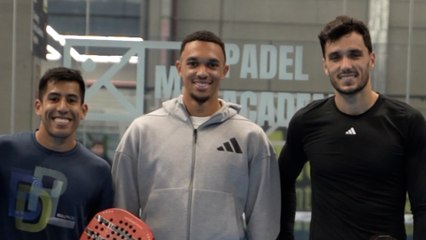 Alexander-Arnold se refugia en el pádel tras su lesión: se pasó a ver entrenar a Galán y Chingotto