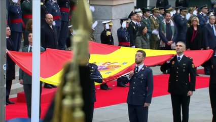 El izado solemne de la bandera abre el 47 aniversario de la Constitución