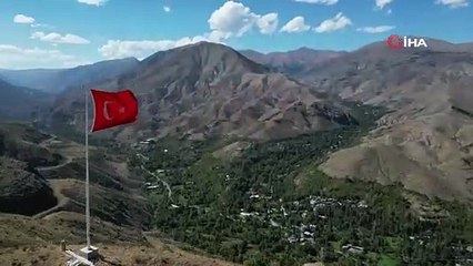 Gördüğü her tepeye bayrak dikiyor! Tortum’un 'Bayrak Adam'ı iş başında: 'Ömrüm yetene kadar devam'