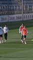 Vinicius se lleva una colleja de Militao en el entrenamiento